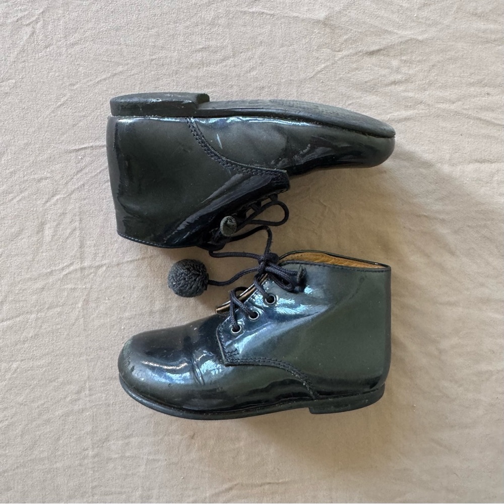 BEBERLIS PATENT LEATHER PIPING BABY BOOTIES